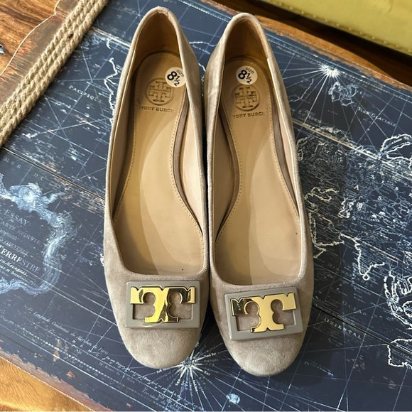 Tory Burch Gigi Suede Pumps – Gold‑Tone Logo – Size 8.5